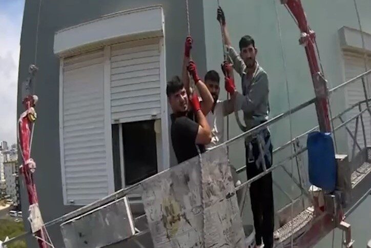 Mersin’de bir binanın dış cephesinin boyanması esnasında iskele sisteminde meydana