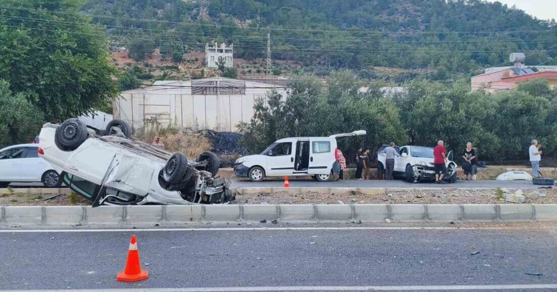 Mersin Bozyazı ilçesinde meydana gelen trafik kazasında iki aracın çarpışması