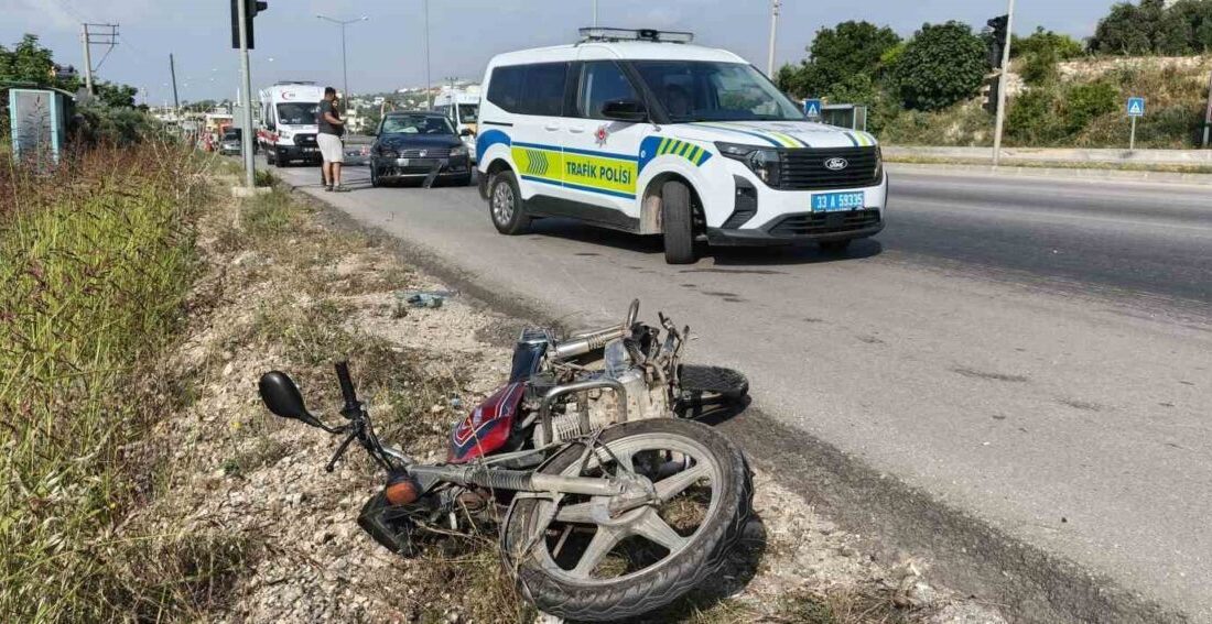 Silifke ilçesinde meydana gelen trafik kazasında, otomobilin motosiklete çarpması sonucu