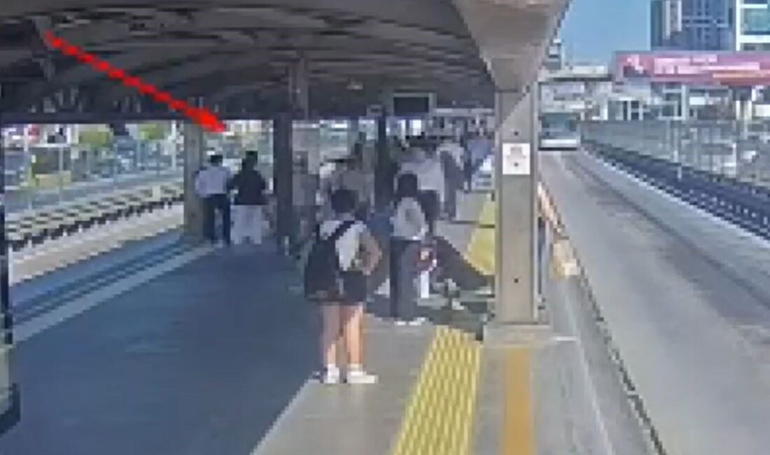 İstanbul Beylikdüzü’nde bir metrobüs durağında yaşanan “yan bakma” meselesinde meydana