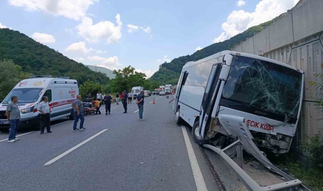 Bilecik’te bir minibüs, aynı yönde seyreden bir tıra arkadan çarptı