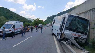 Bilecik’te bir minibüs, aynı yönde seyreden bir tıra arkadan çarptı