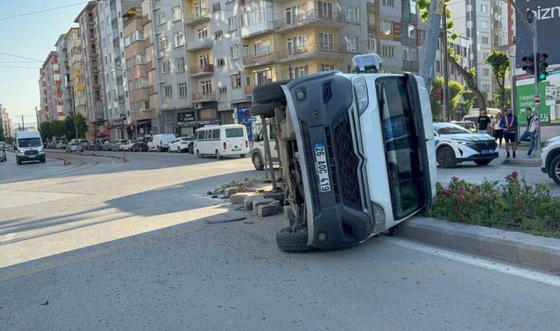 Eskişehir’de bir midibüsün servis aracına çarpması sonucu aydınlatma direğine çarparak