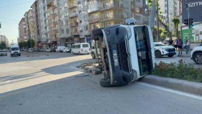 Eskişehir’de bir midibüsün servis aracına çarpması sonucu aydınlatma direğine çarparak
