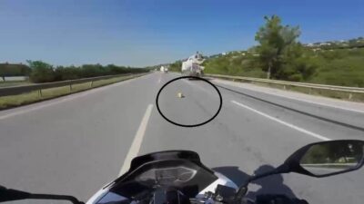 Hatay’da bir beton mikserinden düşen malzeme nedeniyle devrilen motosiklet sürücüsü