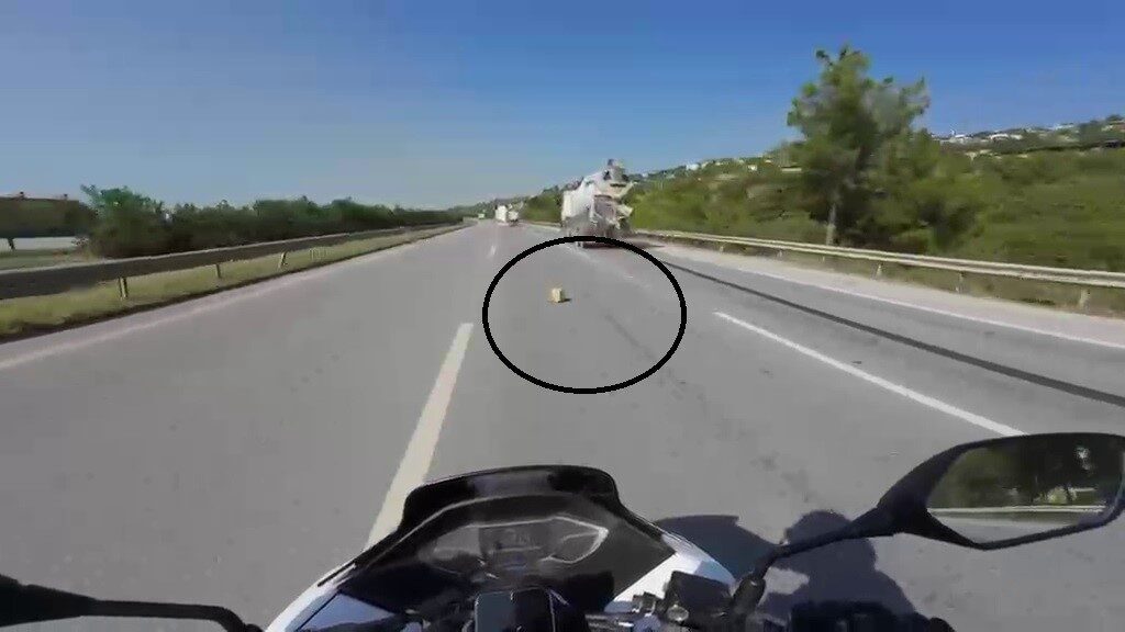 Hatay’da bir beton mikserinden düşen malzeme nedeniyle devrilen motosiklet sürücüsü