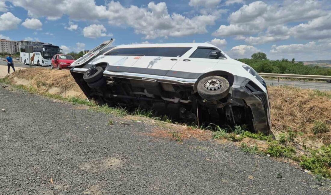 Süleymanpaşa ilçesinde meydana gelen trafik kazasında, bir otomobilin yolcu minibüsüne