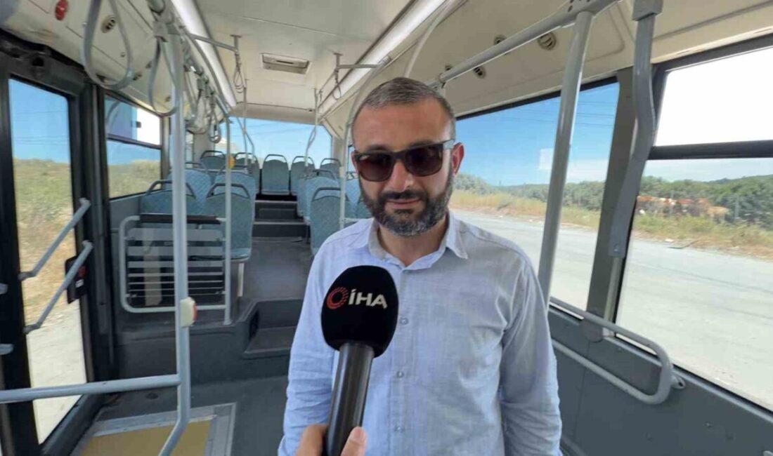 İstanbul’un Arnavutköy ilçesinde seyahat eden yaşlı bir yolcu, ARN9 minibüs