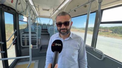 İstanbul’un Arnavutköy ilçesinde seyahat eden yaşlı bir yolcu, ARN9 minibüs