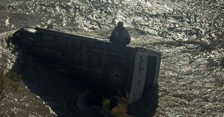 Hakkari’de dün gece meydana gelen olayda, bir sürücü Zap Suyu’na