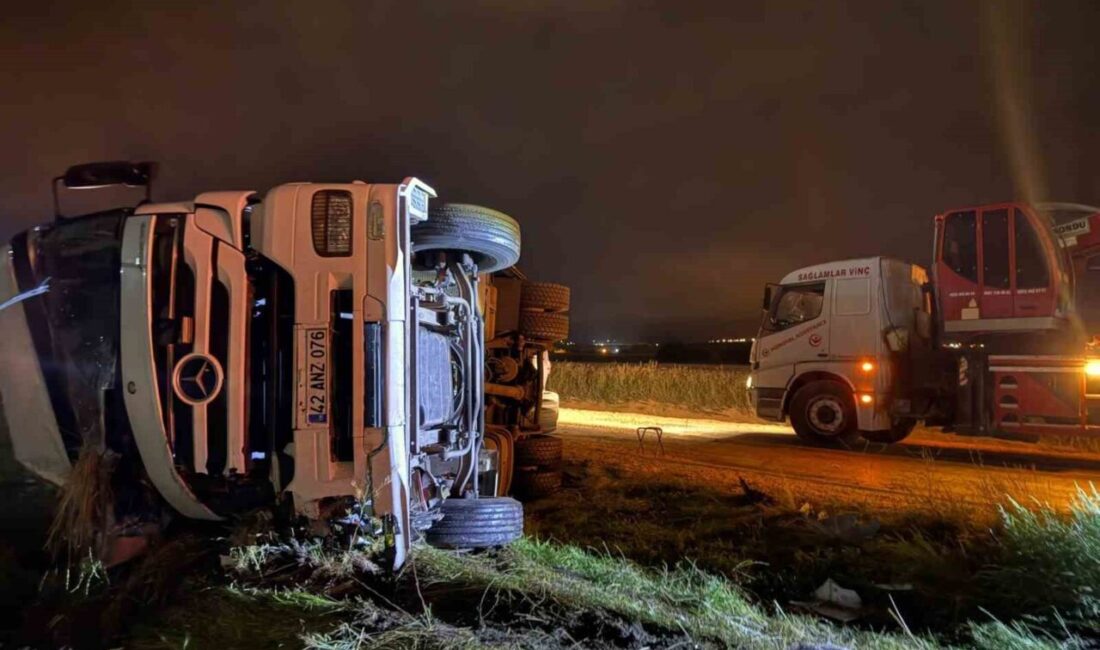 Afyonkarahisar’da meydana gelen trafik kazasında, bir otomobilin devrilen mısır yüklü