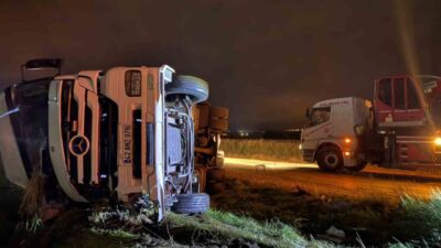 Afyonkarahisar’da meydana gelen trafik kazasında, bir otomobilin devrilen mısır yüklü
