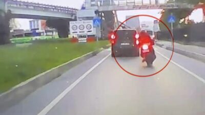 Samsun’un Canik ilçesinde meydana gelen trafik kazasında motosiklet sürücüsü, park