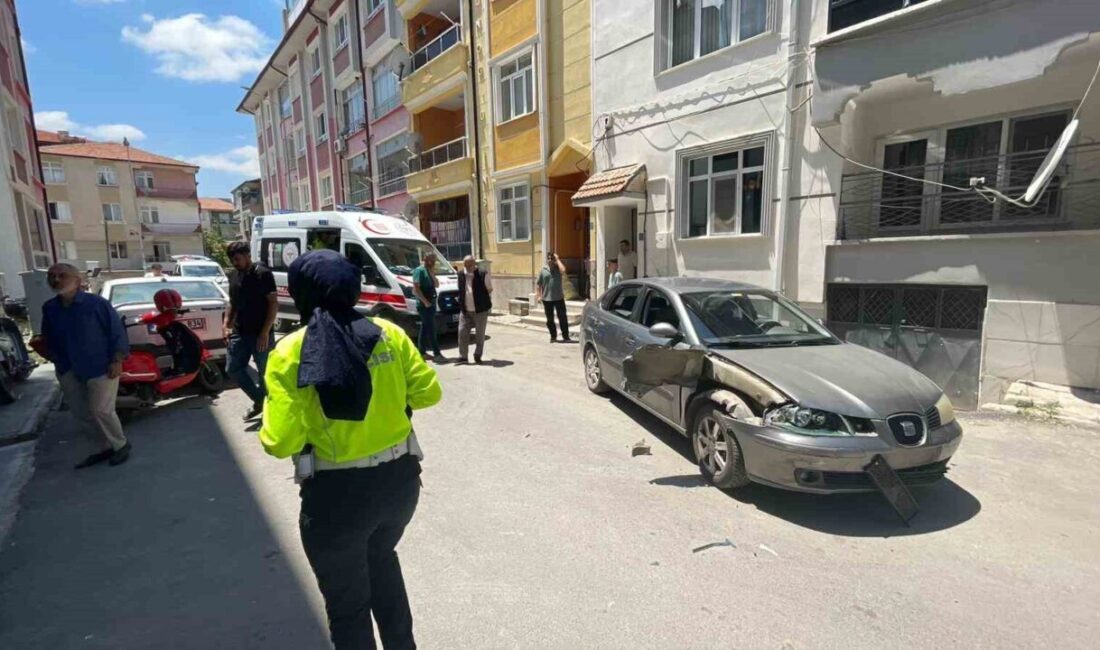 Karaman’da bir park yerinden çıkan araca motosikletin çarpması sonucu, bir