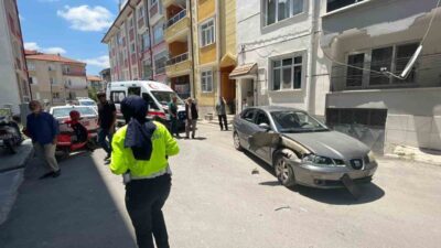 Karaman’da bir park yerinden çıkan araca motosikletin çarpması sonucu, bir