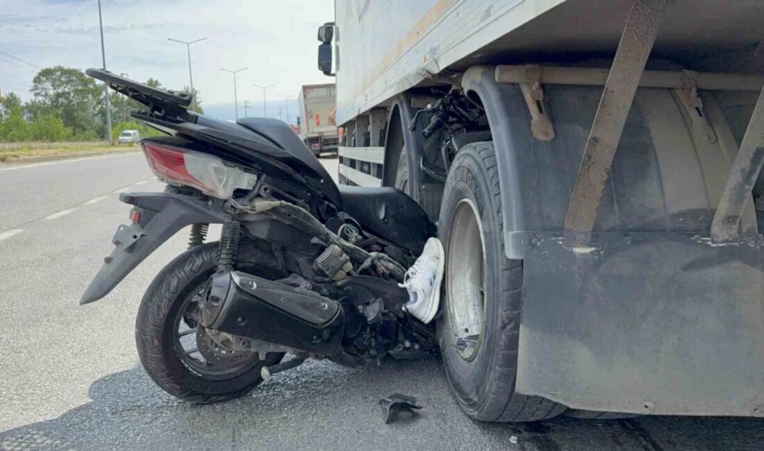 Samsun’un 19 Mayıs ilçesinde meydana gelen trafik kazasında, motosikletin kamyonun