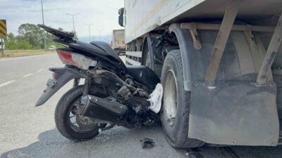 Samsun’un 19 Mayıs ilçesinde meydana gelen trafik kazasında, motosikletin kamyonun