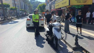 Manavgat İlçesi’nde meydana gelen trafik kazasında, motosiklet ile otomobil çarpıştı.