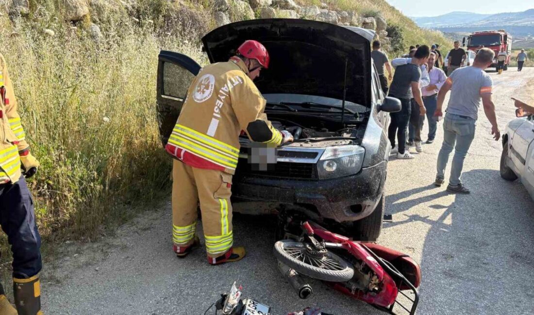 Kula ilçesinde yaşanan trafik kazasında motosiklet ile otomobilin çarpışması sonucu