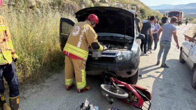 Kula ilçesinde yaşanan trafik kazasında motosiklet ile otomobilin çarpışması sonucu