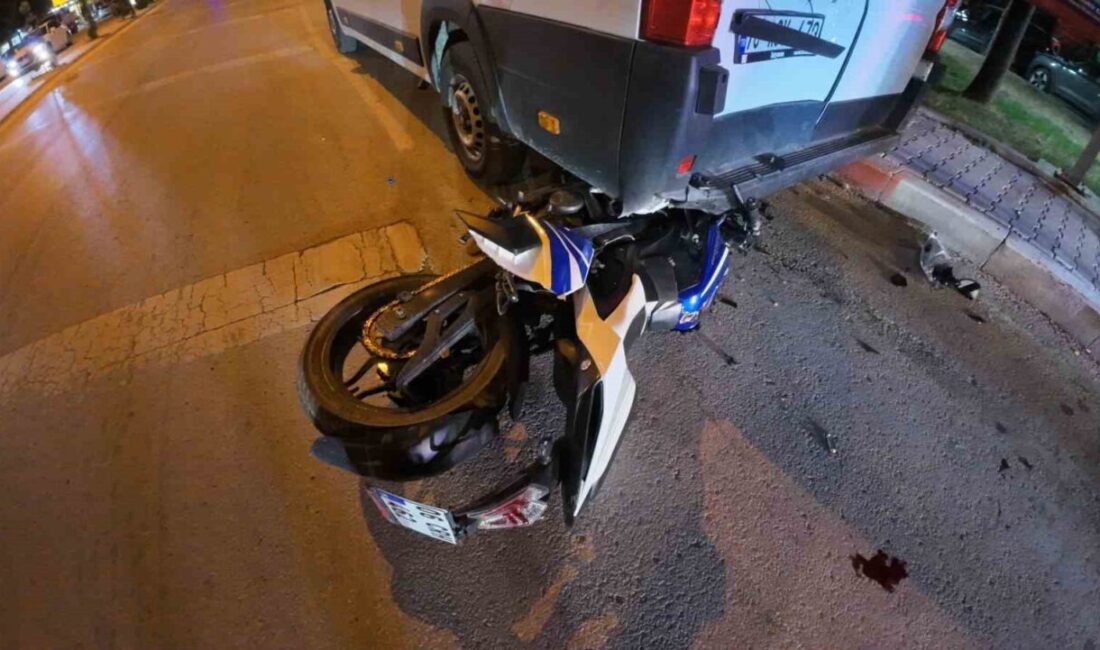 Karaman’da bir genç kadın motosiklet sürerken kontrolü kaybederek park halindeki