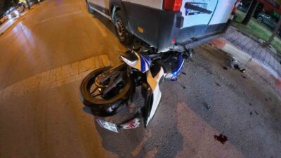 Karaman’da bir genç kadın motosiklet sürerken kontrolü kaybederek park halindeki