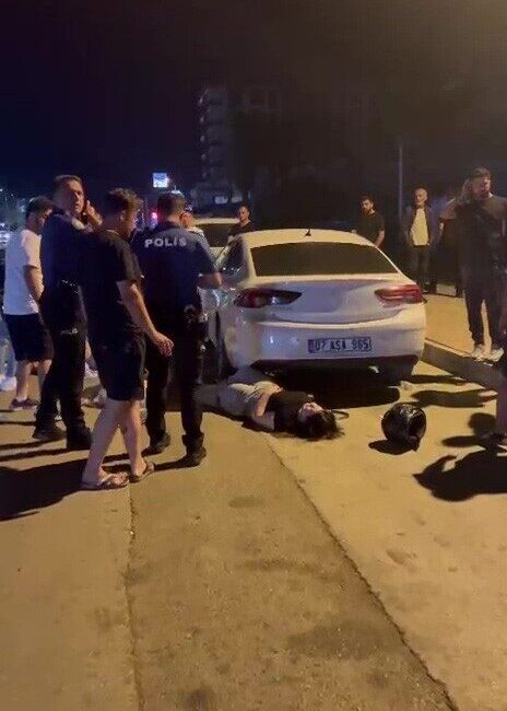 Antalya’da gerçekleşen trafik kazasında motosiklette bulunan iki genç kız yaralandı.