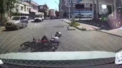 Batman ilinde meydana gelen kaza anı, araç kamerası tarafından kaydedildi.