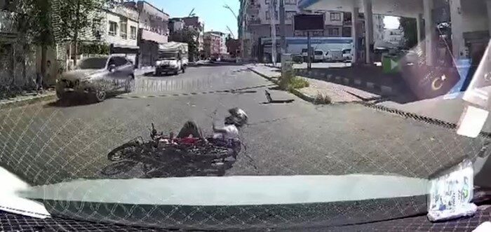 Batman ilinde meydana gelen kaza anı, araç kamerası tarafından kaydedildi.