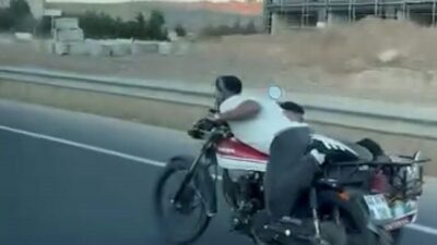 Elazığ’da bir kişi, Güney Çevre Yolu’nda sepetli motosikleti uzanarak sürdü.