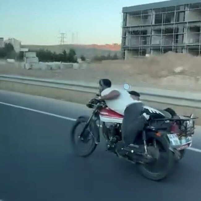 Elazığ’da bir kişi, Güney Çevre Yolu’nda sepetli motosikleti uzanarak sürdü.