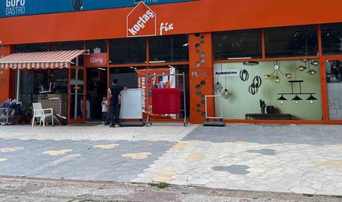 Muğla’nın Menteşe ilçesinde faaliyet gösteren Koçtaş mağazası, gece saatlerinde taşlı