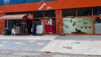 Muğla’nın Menteşe ilçesinde faaliyet gösteren Koçtaş mağazası, gece saatlerinde taşlı