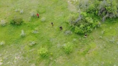 Eflani ilçesinde kaçak kazı yapıldığı iddia edilen şüpheliler, köy muhtarı