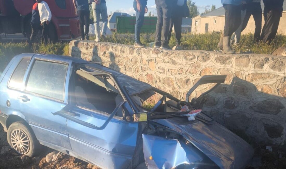Muş’un Bulanık ilçesinde meydana gelen trafik kazasında, bir otomobilin duvara