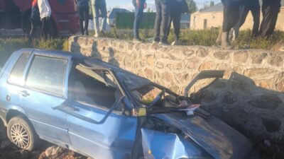 Muş’un Bulanık ilçesinde meydana gelen trafik kazasında, bir otomobilin duvara
