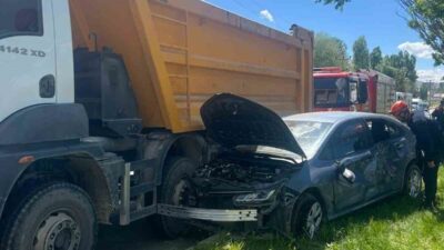 Muş’ta Sanayi Kavşağı’nda kamyon ile otomobilin karıştığı trafik kazasında 1