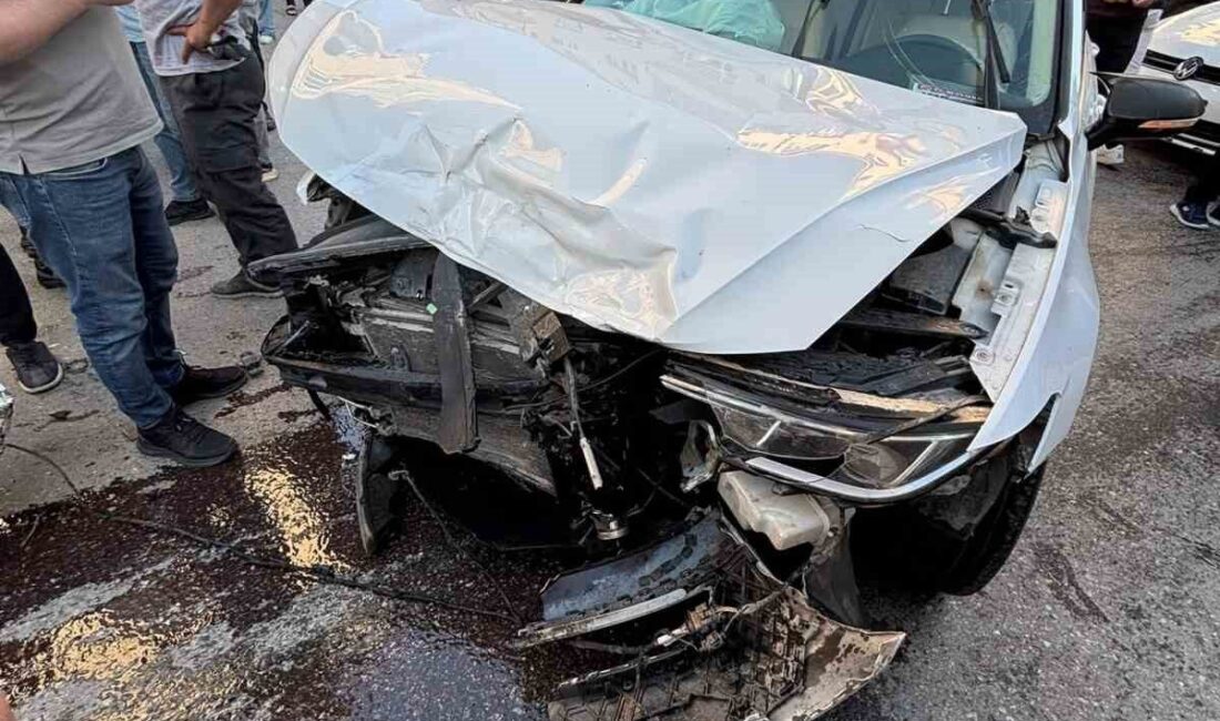 Muş’ta üç aracın karıştığı zincirleme trafik kazası sonucunda sadece maddi