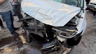 Muş’ta üç aracın karıştığı zincirleme trafik kazası sonucunda sadece maddi