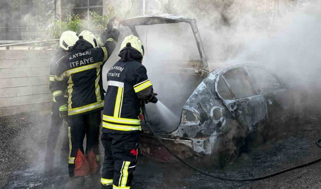Kocasinan ilçesinde bir müstakil evin otoparkında bulunan araç aniden alev