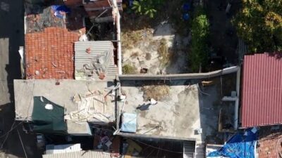 İzmir’in Konak ilçesinde polis, dron kullanarak gerçekleştirdiği operasyonda, 2 firari