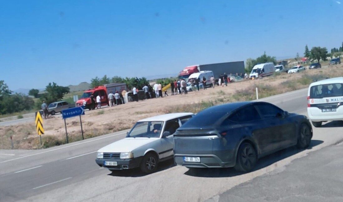 Nevşehir’de meydana gelen trafik kazasında, hafif ticari araç ile otomobil