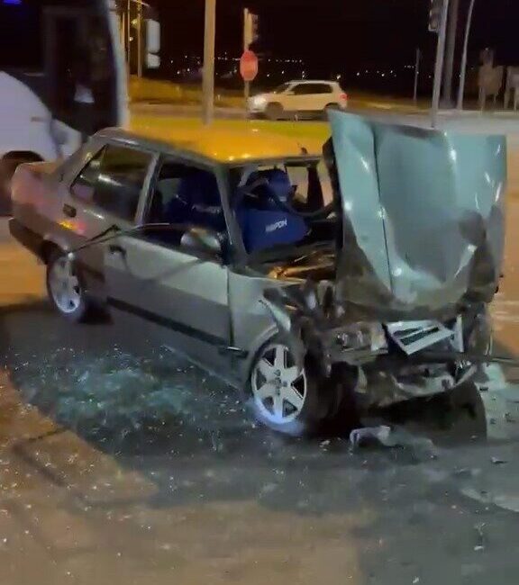 Niğde-Bor yolunda meydana gelen trafik kazasında, hafif ticari araç ile