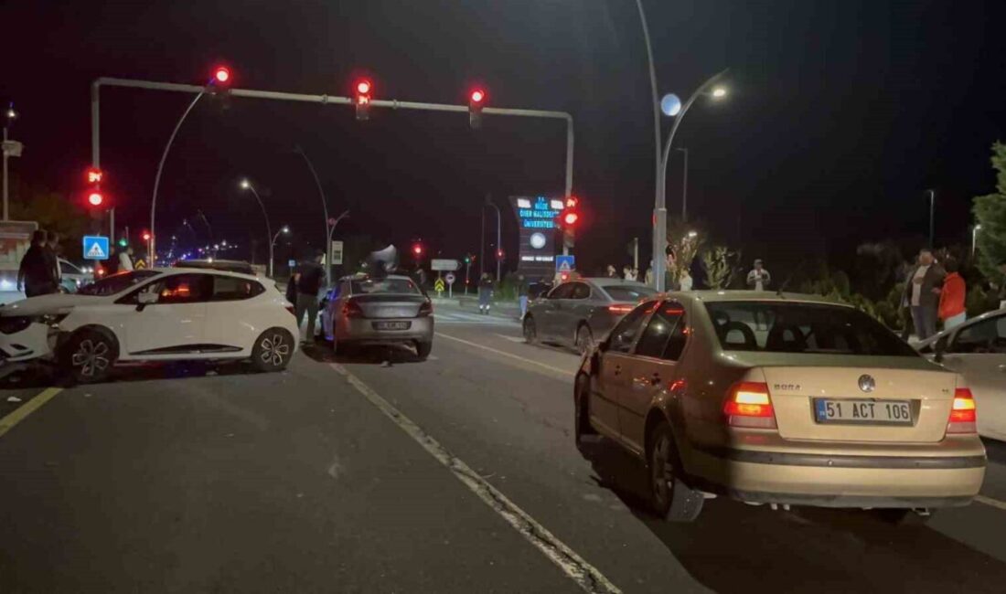 Niğde’de meydana gelen zincirleme trafik kazasında 2 kişi yaralandı. Kaza,
