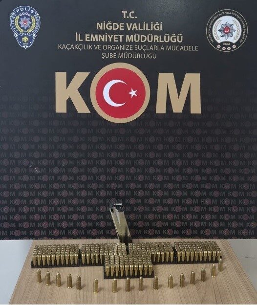 Niğde’de polis ekipleri tarafından gerçekleştirilen silah operasyonunda gözaltına alınan 2
