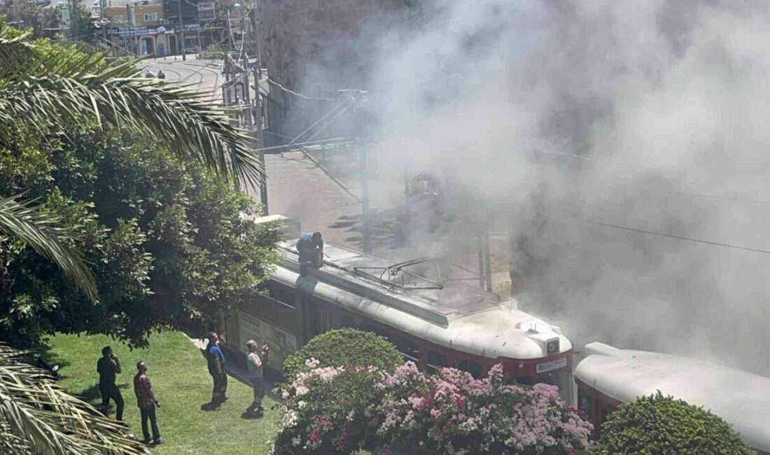 Antalya’da seyir halindeki nostaljik tramvayın üst kısmında çıkan yangın, bir