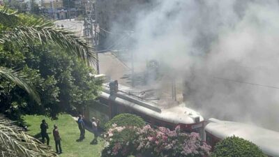 Antalya’da seyir halindeki nostaljik tramvayın üst kısmında çıkan yangın, bir