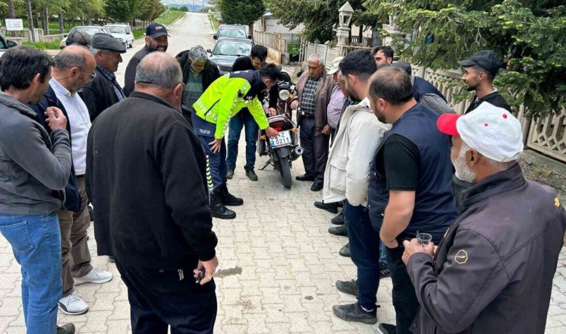 Jandarma ekipleri, Afyonkarahisar’ın beş ilçesinde vatandaşlara ve öğrencilere trafik eğitimi