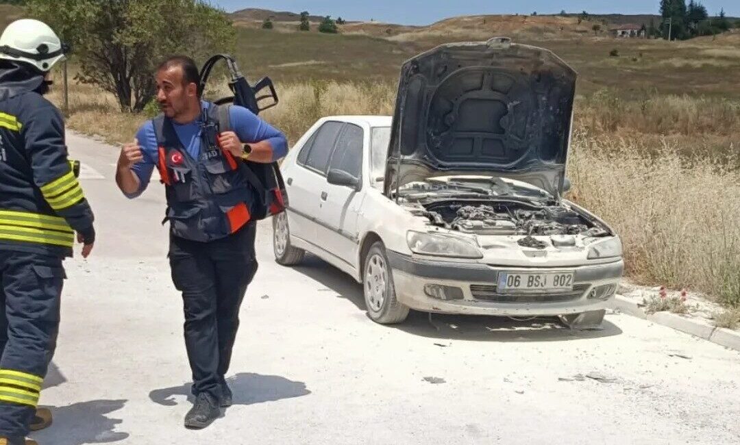 Eskişehir ilinde bulunan bir ilkokulun önünde park halindeki bir araçta