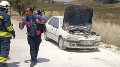Eskişehir ilinde bulunan bir ilkokulun önünde park halindeki bir araçta